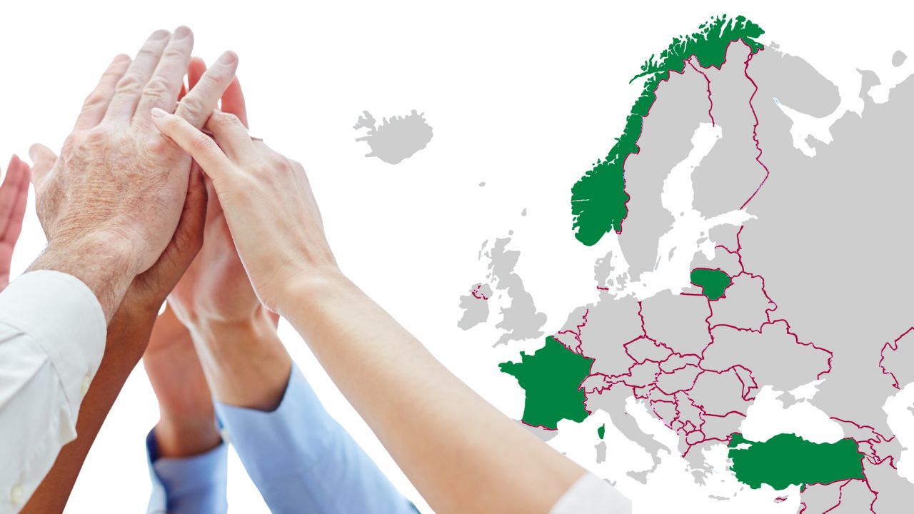 Mehrere Hände verschiedener Menschen berühren sich als Symbol für Teamarbeit vor einer Europakarte, auf der Norwegen, Litauen, Frankreich und die Türkei grün markiert sind.