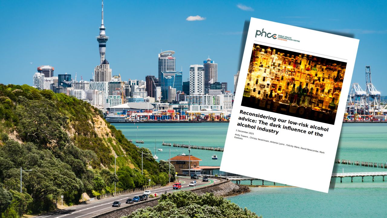 Panoramablick auf die Skyline von Auckland, Neuseeland, mit dem Sky Tower und dem Hafen. Über das Bild ist das Titelblatt eines Berichts mit dem Titel 'Reconsidering our low-risk alcohol advice: The dark influence of the alcohol industry' (Überdenken unserer Ratschläge für risikoarmen Alkoholkonsum: Der dunkle Einfluss der Alkoholindustrie) gelegt.
