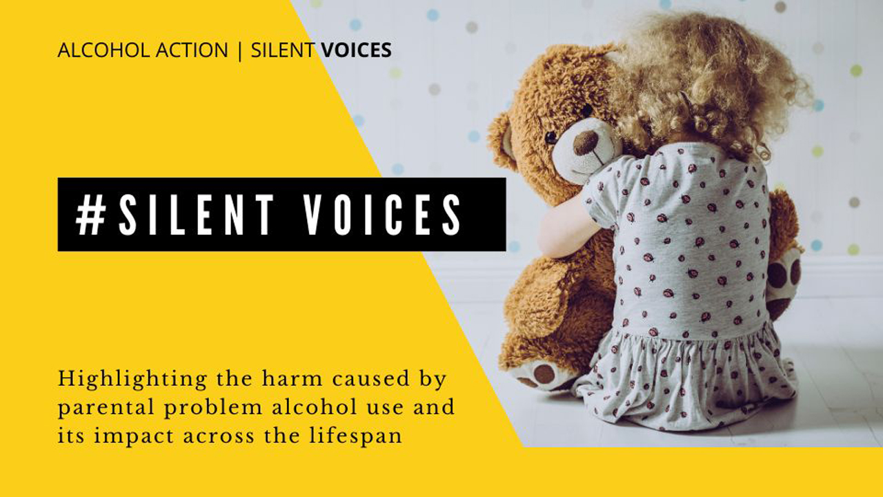 Ein kleines Kind sitzt mit dem Rücken zur Kamera am Boden und umarmt einen großen Teddybären. Links im Bild befindet sich ein gelber Bereich mit dem Text '#Silent Voices' sowie dem Hinweis auf die Auswirkungen von problematischem Alkoholkonsum der Eltern.