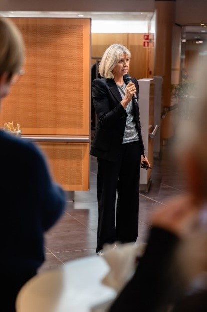 Suzanne Costello bei ihrer Ansprache zur Eröffnung der Europäischen Aktionswoche zum Thema alkoholbedingte Schäden.