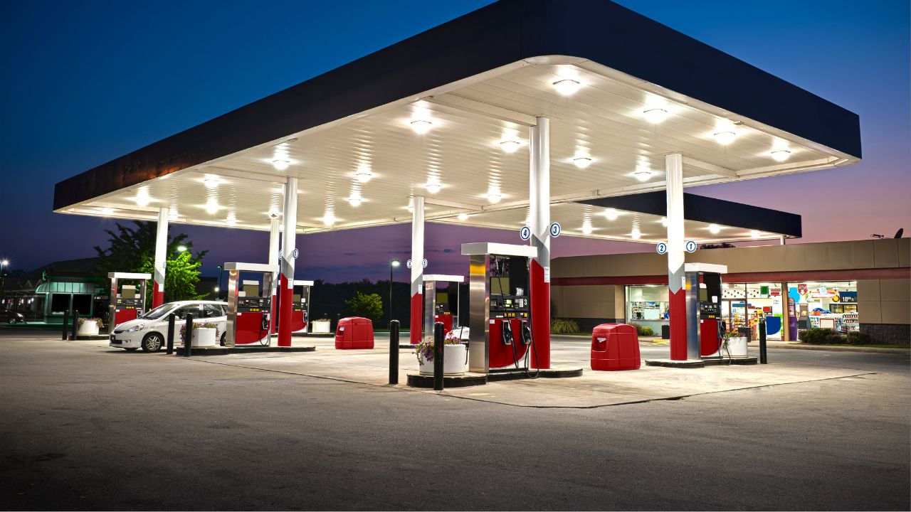 Moderne Tankstelle mit Supermarkt am frühen Abend.