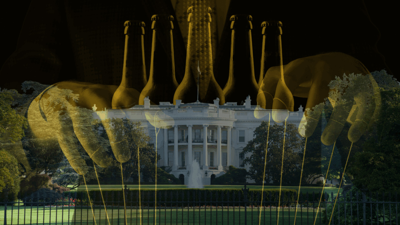 Grafische Kollage: Hintergrund: Das Weiße Haus (weißes Präsidialgebäude mit Säulen, Brunnen vor dem Eingang, Rasen, schwarzer Eisenzaun und umgebenden Bäumen in Washington, D.C.). Überlagerungen (gelb-transparent): Zwei greifende Hände (links + rechts) mit Marionettenfäden (führen nach unten zum Zaun); dazwischen oben mehrere Flaschen (Flaschenhälften und -hälse sichtbar).