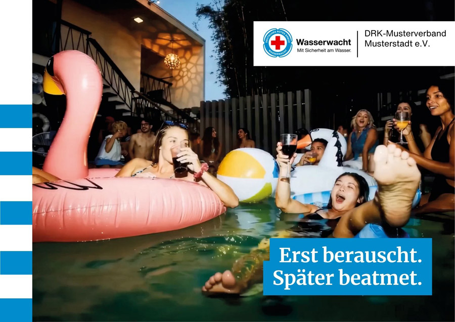 Kampagnenmotiv der DRK Wasserwacht: Ausgelassene Poolparty mit Alkohol und Schwimmtieren. Text unten rechts: „Erst berauscht. Später beatmet.“ Oben rechts das Wasserwacht-Logo.