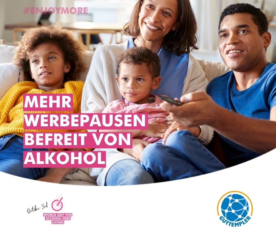 Eine glückliche Familie – Mutter, Vater und zwei Kinder – sitzt gemütlich zusammen auf einem Wohnzimmer-Sofa und schaut fern. Oben links eingeblendet der Hashtag #ENJOYMORE, dominierend in der Mitte die Großschrift 'MEHR WERBEPAUSEN BEFREIT VON ALKOHOL' auf pinkem Hintergrund. Unten rechts und links finden sich die Logos zum 'World Day for Alcohol-Free Living' (3. Oktober) sowie der Guttempler.