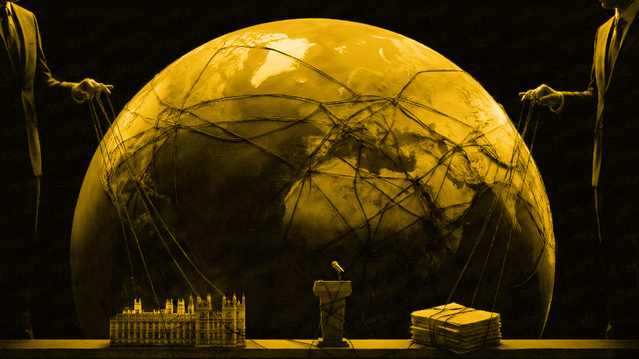 Symbolisches, einfarbig gold gehaltenes Bild auf schwarzem Hintergrund. Ein großer Erdglobus ist wie eine Marionette mit zahlreichen dunklen Fäden durchzogen. Links und rechts sind unkenntliche Männer in Anzügen nur teilweise zu sehen, die an den Fäden ziehen, um den Globus zu manipulieren. Vor dem Globus stehen ein Modell des Palastes von Westminster (Londoner Parlamentsgebäude), ein Rednerpult mit Mikrofon sowie ein Stapel Dokumente – alle ebenfalls von den Fäden umschlungen. Das Bild thematisiert die Manipulation von Weltpolitik, politischen Institutionen und Informationen durch mächtige, im Verborgenen bleibende Akteure.