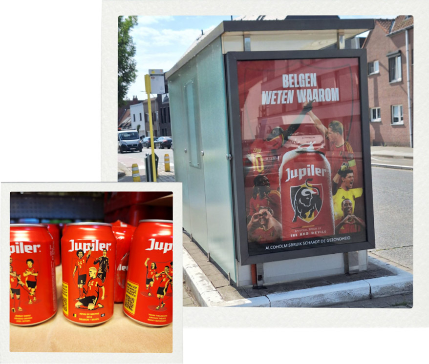 Collage aus zwei Bildern: Rechts ein Werbeplakat an einer Bushaltestelle für Jupiler-Bier mit der Aufschrift 'Belgen weten waarom' und Spielern der belgischen Nationalmannschaft. Links eine Nahaufnahme von roten Jupiler-Bierdosen im Sonderdesign mit Abbildungen der Red Devils-Spieler.
