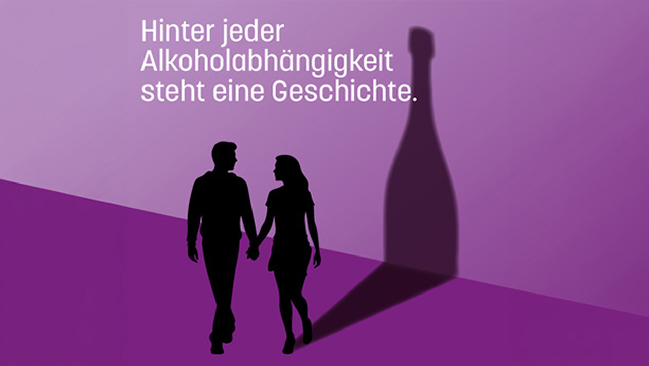 Kampagnenmotiv zur Alkoholprävention: Silhouette eines händchenhaltenden Paares vor lila Hintergrund, deren gemeinsamer Schatten die Form einer Flasche bildet. Dazu der Text: »Hinter jeder Alkoholabhängigkeit steht eine Geschichte.«