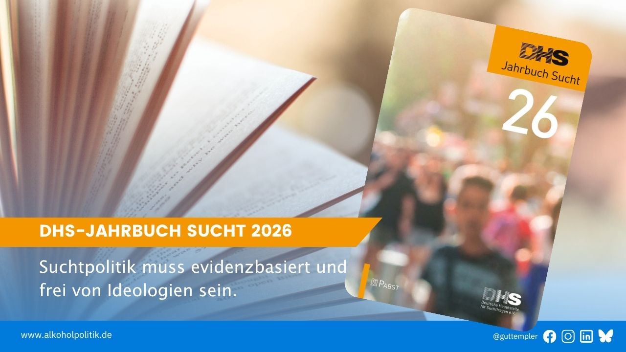 Werbegrafik für das DHS-Jahrbuch Sucht 2026: Links unscharf geblätterte Buchseiten, rechts das Jahrbuchcover mit der Nummer 26, DHS-Logo und unscharfer Menschenmenge im Hintergrund. Überlagerter Text: 'Suchtpolitik muss evidenzbasiert und frei von Ideologien sein.' Unten die Webadresse www.alkoholpolitik.de sowie Social-Media-Links.