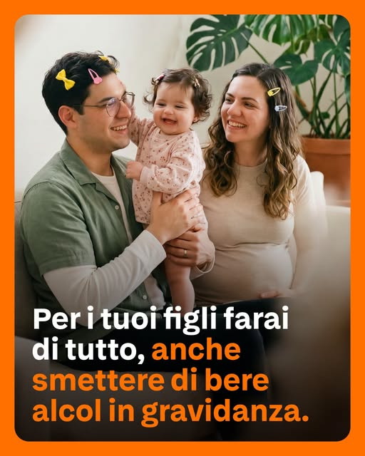 Familienfoto mit einem Vater, der ein lachendes Baby hält, und der schwangeren Mutter daneben; italienischer Kampagnentext: 'Per i tuoi figli farai di tutto, anche smettere di bere alcol in gravidanza.'