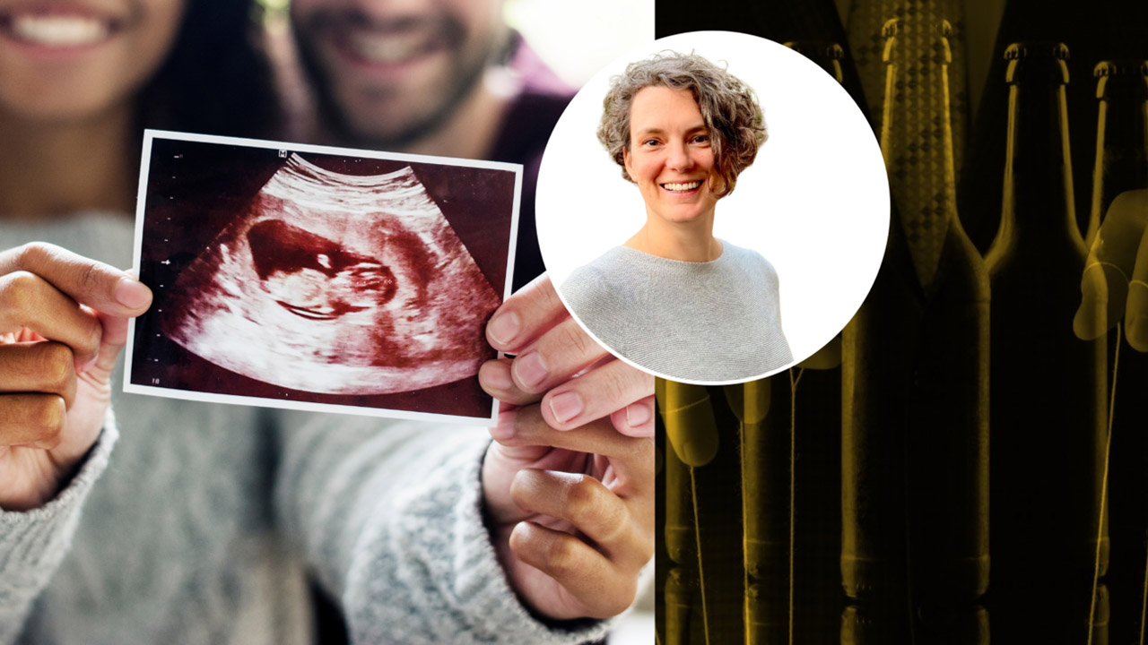 Collage: Links hält ein lächelndes Paar gemeinsam ein Ultraschallbild eines Babys in die Kamera; rechts stehen dunkle Bierflaschen in gelblichem Licht. In der Mitte ein rundes Porträt einer lächelnden Frau mit kurzen grauen Locken und grauem Pullover: Kristína Šperková, Präsidentin von Movendi International.
