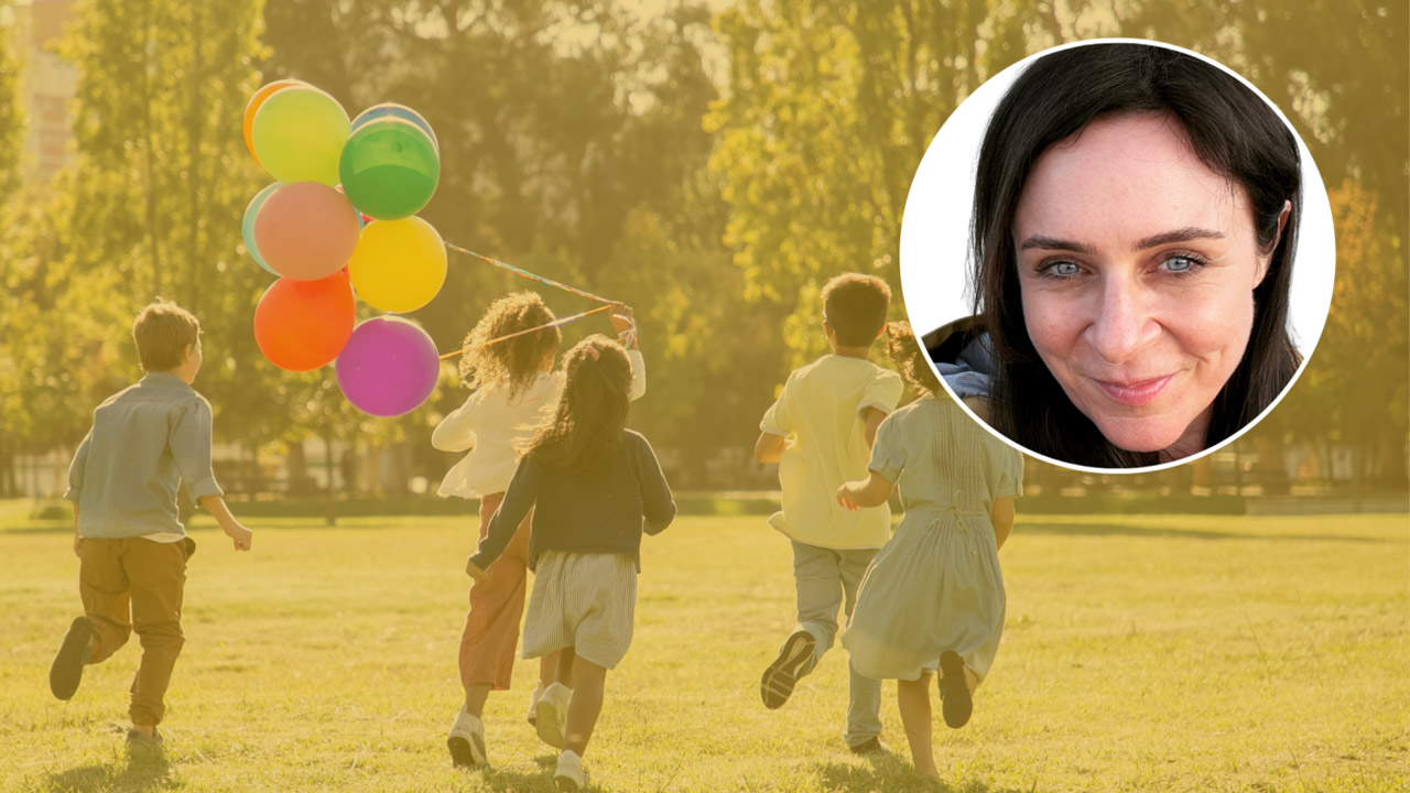 Fünf Kinder rennen bei Sonnenschein über eine Wiese im Park und ziehen ein Bündel bunter Luftballons hinter sich her; rechts oben ist in einem runden Bildausschnitt das Porträt einer lächelnden Frau mit dunklen Haaren eingefügt.