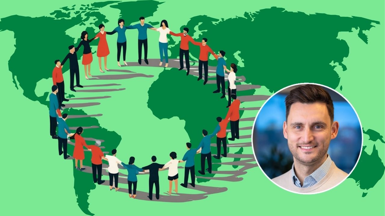 Illustration einer Weltkarte in Grüntönen, auf der ein großer Kreis aus Menschen unterschiedlicher Herkunft und Kleidung Hand in Hand steht; unten rechts ein rundes Porträtfoto eines lächelnden Mannes mit kurzen braunen Haaren in beigem Pullover und hellblauem Hemd.