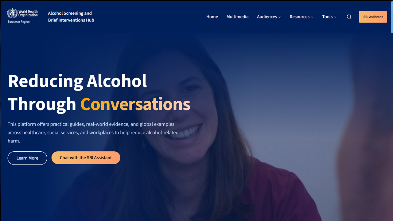 Screenshot der Startseite des »Alcohol Screening and Brief Interventions Hub« der Weltgesundheitsorganisation (Regionalbüro Europa). Auf dunkelblauem Hintergrund mit einem überblendeten Foto einer lächelnden Frau mit langen dunklen Haaren steht die große Überschrift »Reducing Alcohol Through Conversations«, wobei das Wort »Conversations« orange hervorgehoben ist. Darunter erläutert ein Text, dass die Plattform praktische Leitfäden, Evidenz und globale Beispiele für Gesundheitswesen, Sozialdienste und Arbeitsplätze bereitstellt. Zwei Buttons (»Learn More« und »Chat with the SBI Assistant«) sowie die Navigation mit Home, Multimedia, Audiences, Resources und Tools sind sichtbar.