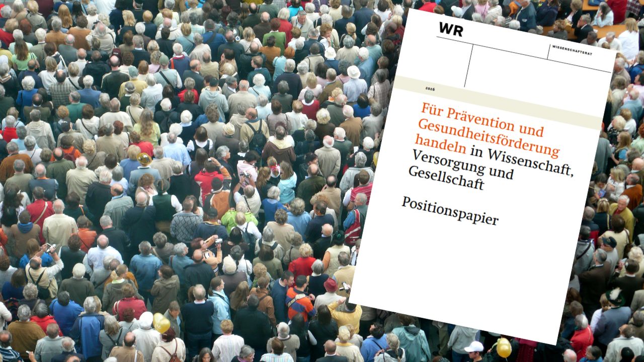 Dichte Menschenmenge, von oben fotografiert mit vielen älteren Versammelten, als Hintergrund – darüber gelegt das Cover des 2026er Positionspapiers des Wissenschaftsrates zum Thema 'Für Prävention und Gesundheitsförderung handeln in Wissenschaft, Versorgung und Gesellschaft'.