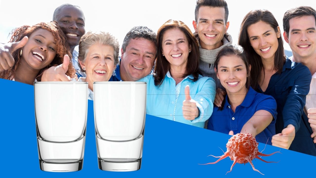 Eine Fotomontage zum Thema Alkohol und Krebsrisiko. Im Hintergrund eine Gruppe lächelnder Menschen, die den Daumen hoch zeigen. Im Vordergrund stehen auf schräg abnnehmendem blauen Grund zwei leere Schnapsgläser neben der Darstellung einer Krebszelle.