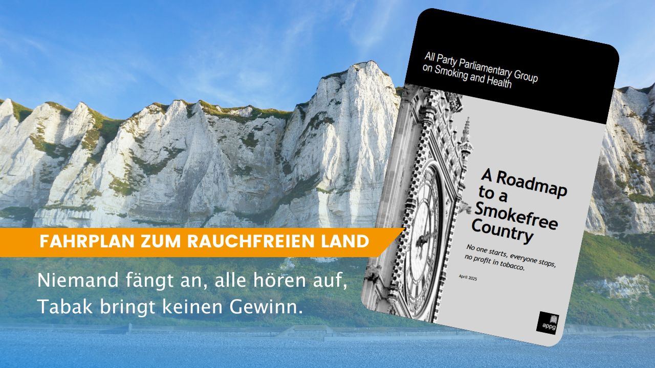 Das Bild zeigt eine Broschüre mit dem Titel 'A Roadmap to a Smokefree Country' der All Party Parliamentary Group on Smoking and Health. Die Broschüre ist vor einer malerischen Landschaft mit weißen Klippen und grünen Hügeln platziert. Auf der Broschüre ist ein historisches Gebäude mit einer großen Uhr abgebildet. Unterhalb der Broschüre steht auf Deutsch: 'Fahrplan zum rauchfreien Land. Niemand fängt an, alle hören auf, Tabak bringt keinen Gewinn.' Das Bild vermittelt den Eindruck eines Plans zur Förderung einer rauchfreien Gesellschaft.