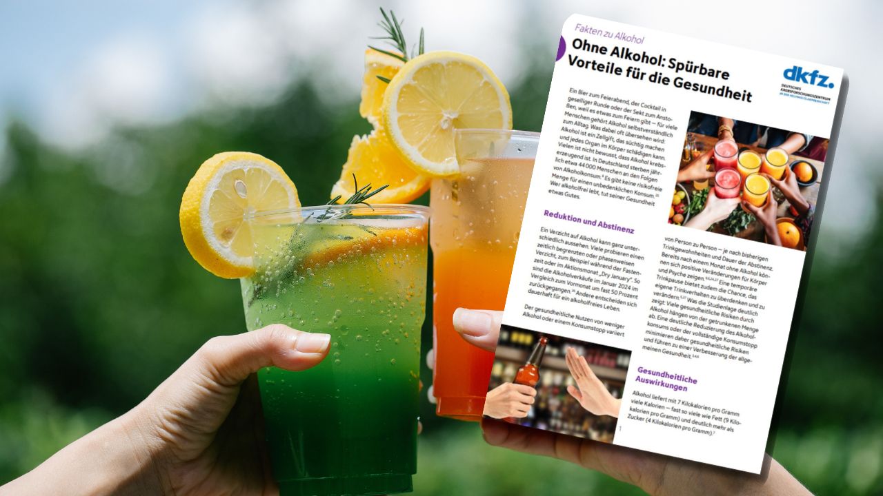 Zwei Hände halten farbenfrohe, alkoholfreie Getränke in Grün und Orange, garniert mit Zitronenscheiben. Daneben ist eine Informationsbroschüre des Deutschen Krebsforschungszentrums mit dem Titel 'Ohne Alkohol: Spürbare Vorteile für die Gesundheit' zu sehen.