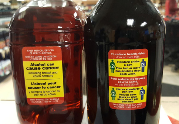Warnhinweisetiketten auf Alkoholflaschen in Kanada
