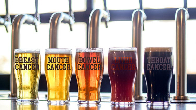 Fünf Biergläser beschriftet mit Krebsarten