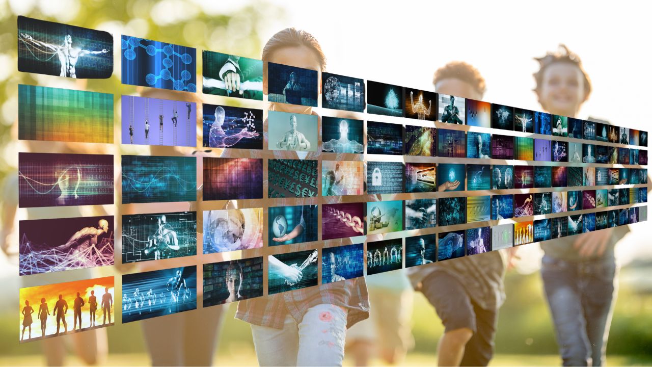 Kinder laufen unscharf im sonnigen Freien, während im Vordergrund eine große, transparente Collage aus vielen digitalen Technik- und KI-Motiven wie Avataren, Datenmustern und Symbolgrafiken eingeblendet ist.