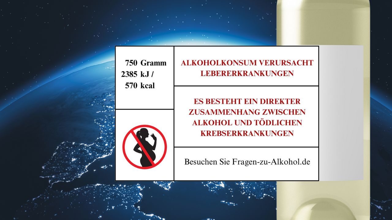 Etikett auf einer Alkoholflasche mit Gesundheitswarnungen und Nährwertangaben vor dem Hintergrund eines Bildes der Erde aus dem All mit Blick auf Europa. Links steht: '750 Gramm, 2385 kJ / 570 kcal'. Daneben Warnhinweise in Rot: 'ALKOHOLKONSUM VERURSACHT LEBERERKRANKUNGEN' und 'ES BESTEHT EIN DIREKTER ZUSAMMENHANG ZWISCHEN ALKOHOL UND TÖDLICHEN KREBSERKRANKUNGEN'. Unten ein Piktogramm einer schwangeren Frau mit einem Alkoholverbotssymbol sowie der Hinweis: 'Besuchen Sie Fragen-zu-Alkohol.de'.