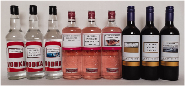 Fiktive Warnhinweise auf Alkoholflaschen zu Testzwecken 
