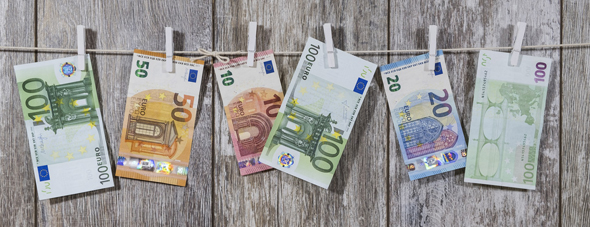 Euro-Banknoten mit Wäscheklammern an Leine hängend