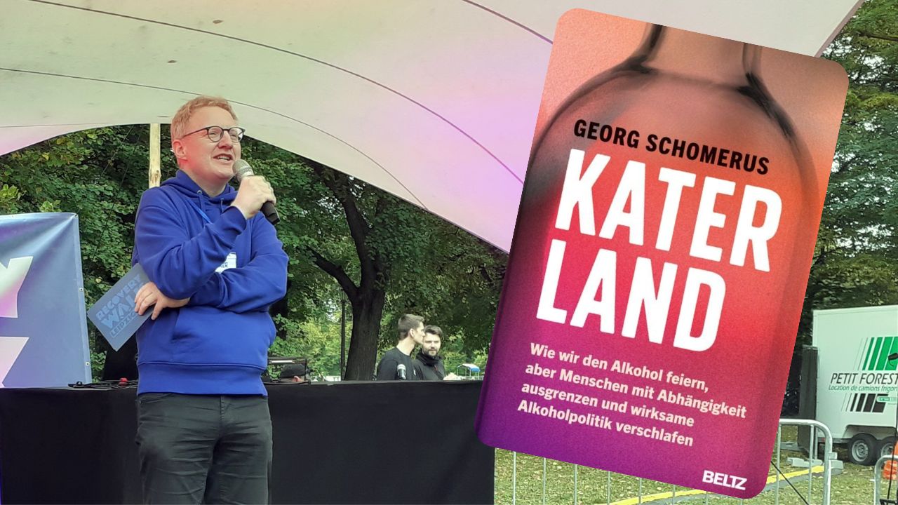 Georg Schomerus auf der Bühne beim ersten Recovery Walk 2025 in Leipzig. Rechts eingeblendet die Titelseite seines Buches 'Katerland'.