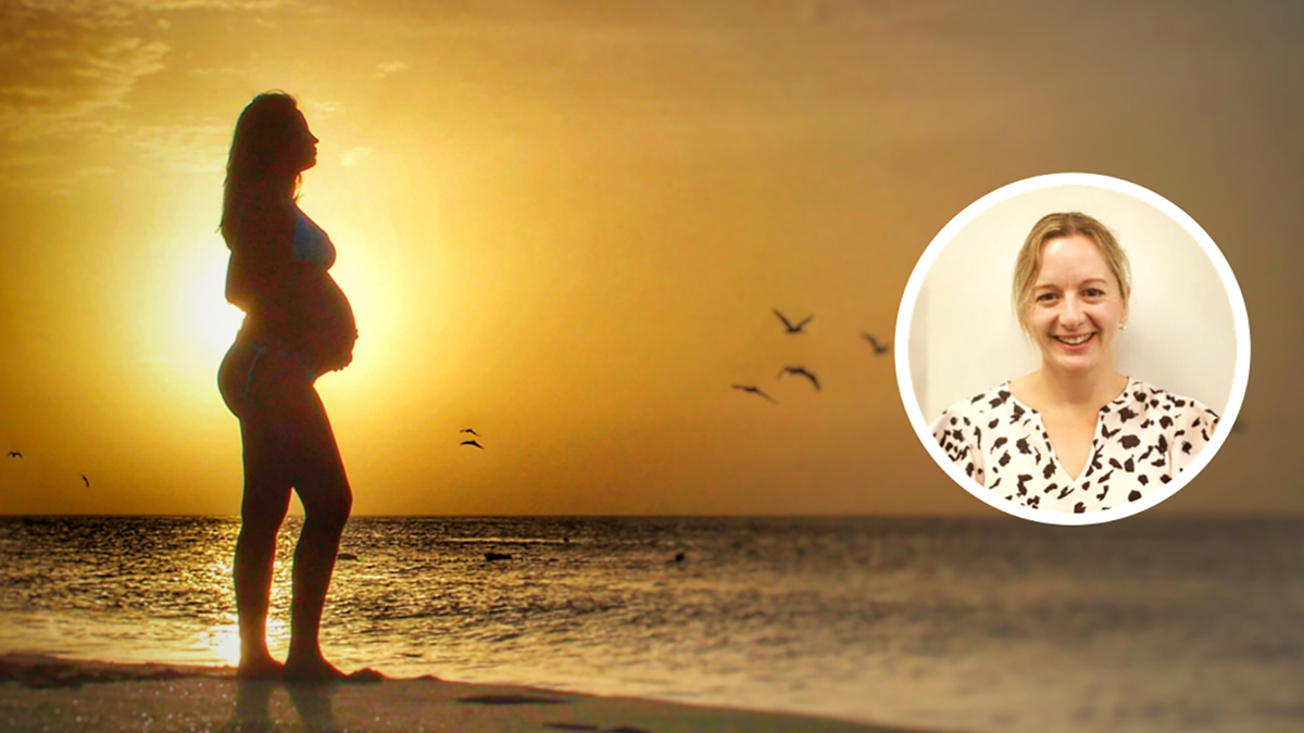 Schwangere am Meeresstrand bei Sonnenuntergang, Porträt von Dr. Nicki Jackson eingeblendet