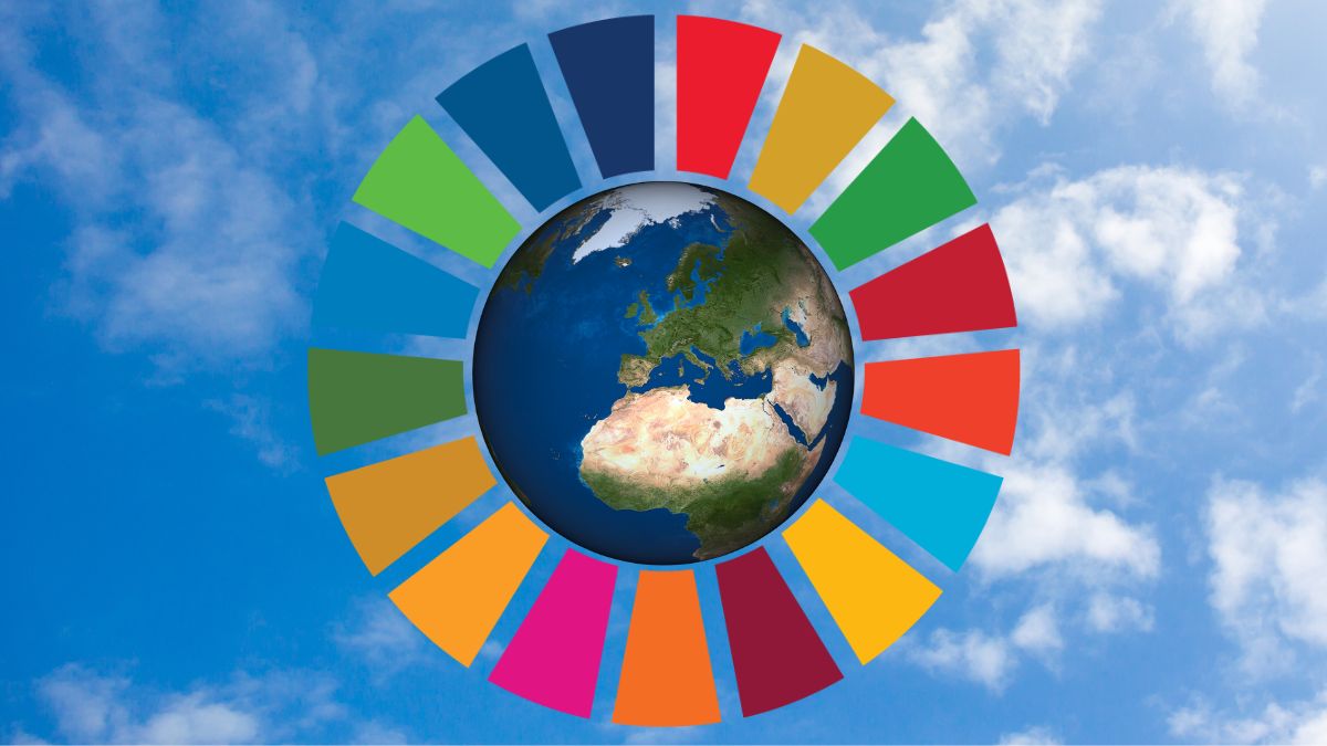 Weltkugel mit Blick auf Europa und Nordafrika vor blauem Himmel, umrundet vom Kreis der 17 nachhaltigen Entwicklungsziele in den offiziellen Farben der Vereinten Nationen.