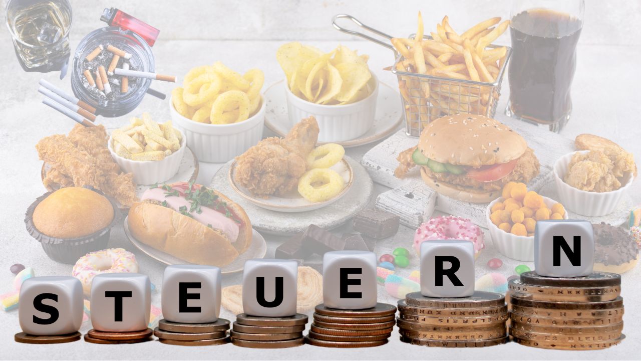 Aschenbecher, Zigaretten und ein Whiskyglas neben einer Auswahl ungesunden Junkfoods: Hamburger, Pommes frites, Hotdogs, Snacks und Süßigkeiten. Davor bilden Würfel das Wort 'Steuern'. Jeder Würfel liegt auf einem Stapel Münzen, der von links nach rechts höher wird.