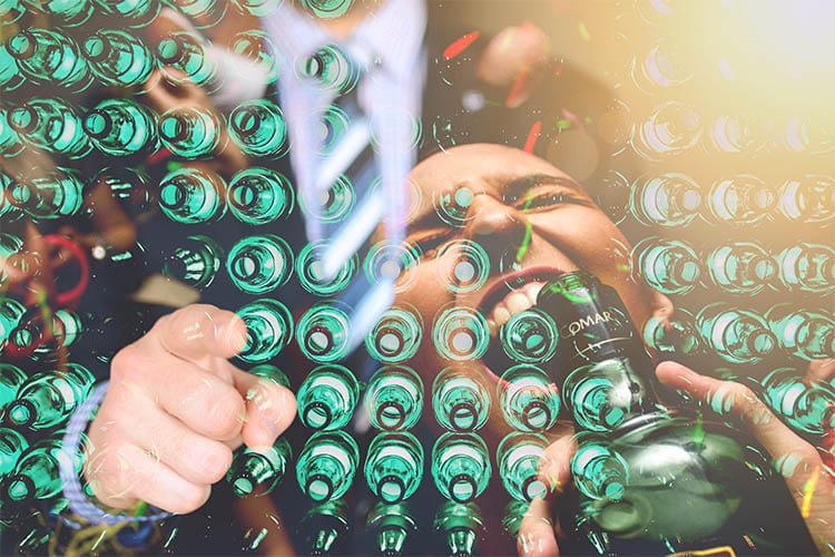 Collage aus Flaschenhälsen und Alkohol trinkendem Mann.