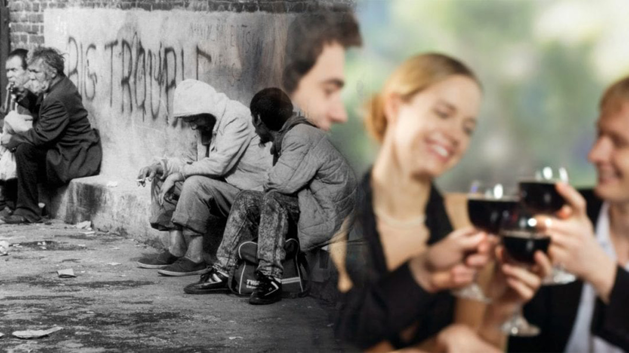 Ein geteiltes Bild, das den starken Gegensatz zwischen Armut und Wohlstand darstellt. Links, in Schwarz-Weiß, sind mehrere Männer in abgetragener Kleidung auf einer schmutzigen Straße mit Graffiti an der Wand zu sehen, die Not und Verzweiflung symbolisieren. Rechts, in Farbe und unscharf, sind lächelnde, gut gekleidete Menschen abgebildet, die mit Weingläsern anstoßen und so Wohlstand und Freude ausstrahlen.
