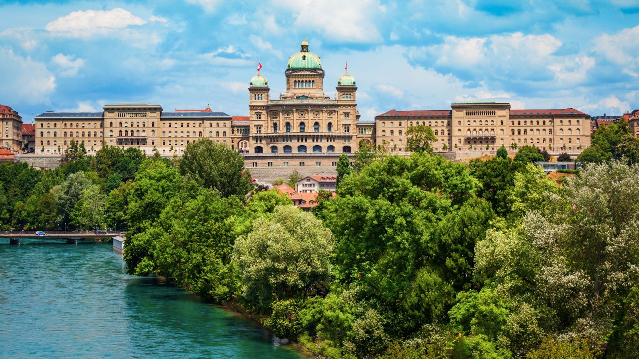 Blick über die Aare auf das Bundeshaus in Bern.