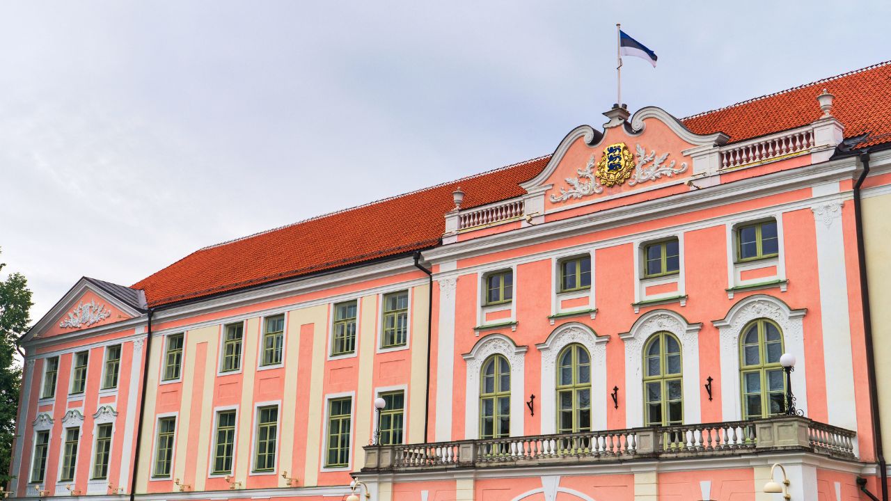 Das Toompea-Schloss in Talling beherbergt das estnische Parlament Riigikogu.