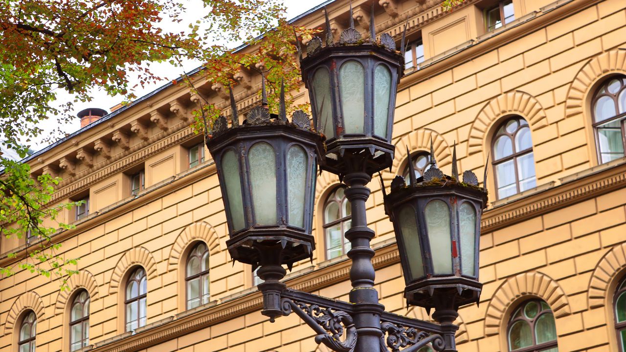 Laterne in der Nähe des Hauptgebäudes der Saeima - des lettischen Parlaments in Riga.