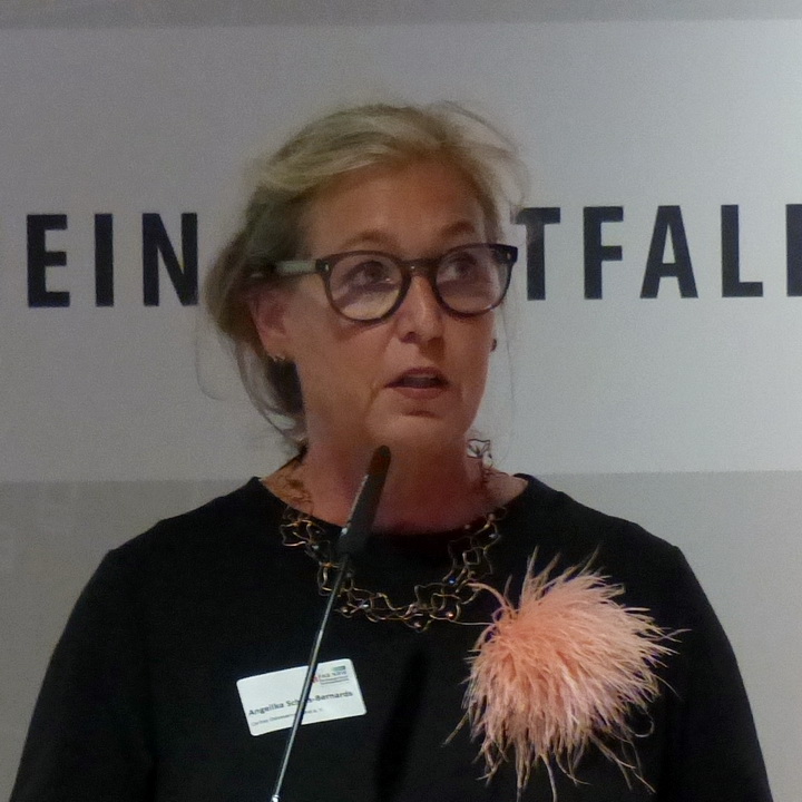 Porträt von Angelika Schels-Bernards.