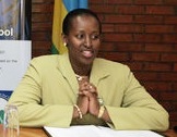 Präsidentengattin Jeannette Kagame hinter ihrem Schreibtisch.