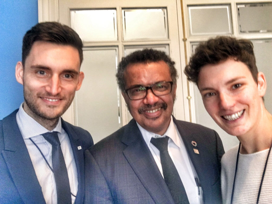 Maik Dünnbier und Kristína Šperková mit WHO-Generaldirektor Dr. Tedros in ihrer Mitte.