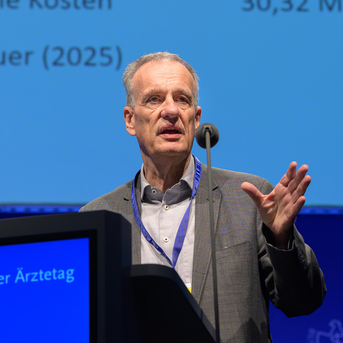 Porträt von Norbert Scherbaum am Rednerpult beim 130. Deutschen Ärztetag.