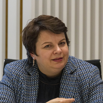 Porträt von Gesundheitsministerin Stefanie Drese.